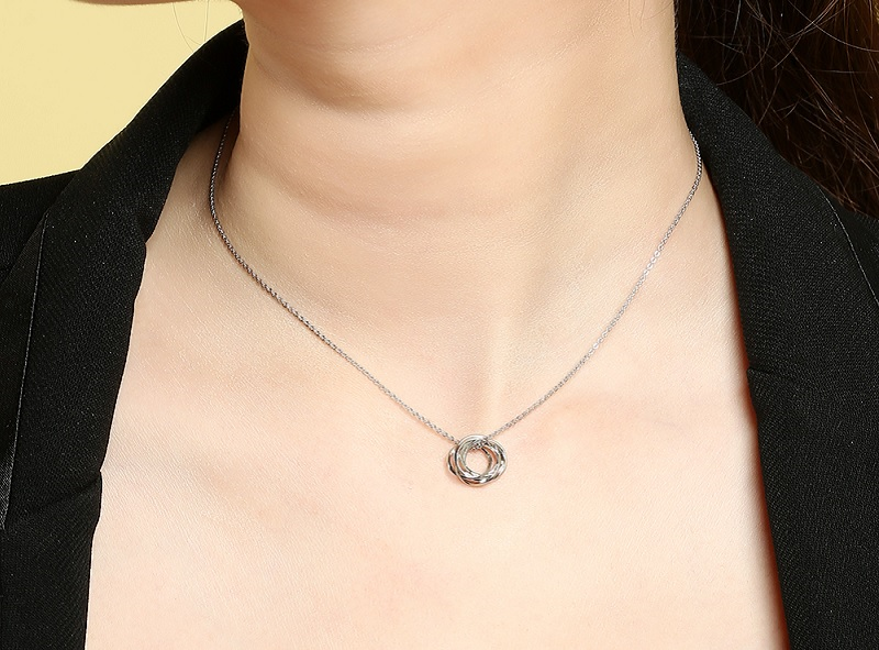 D&acirc;y chuyền mặt h&igrave;nh tr&ograve;n đan nhau